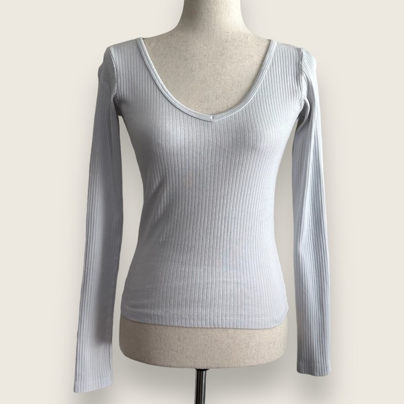 Brandy Melville Tops - Brandy Melville | Long Sleeve Ribbed V Neck Crop | Light Gray | Size M?